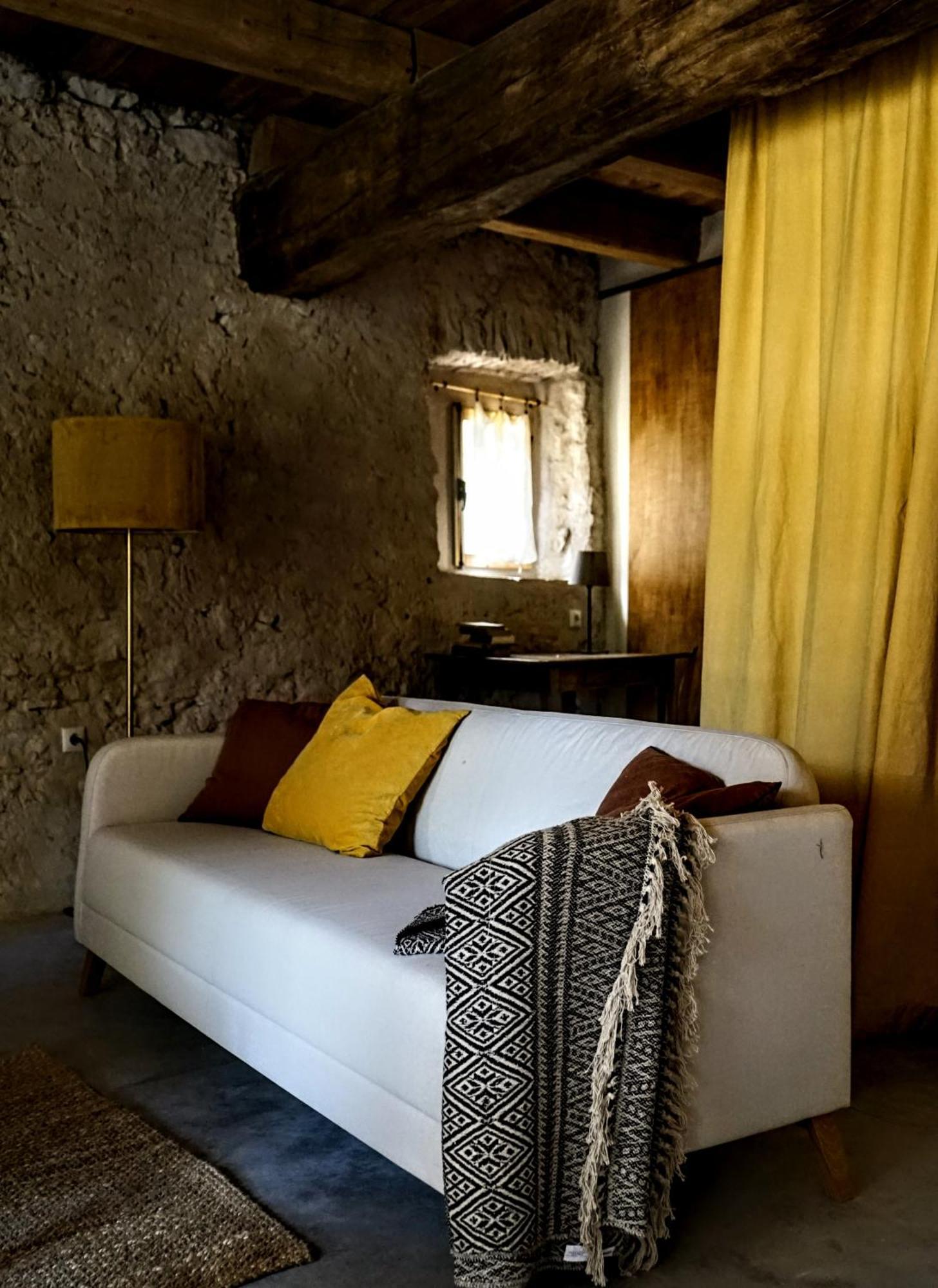 Can Tat, Loft In A Old Coach House Sant Jordi Desvalls Exterior foto